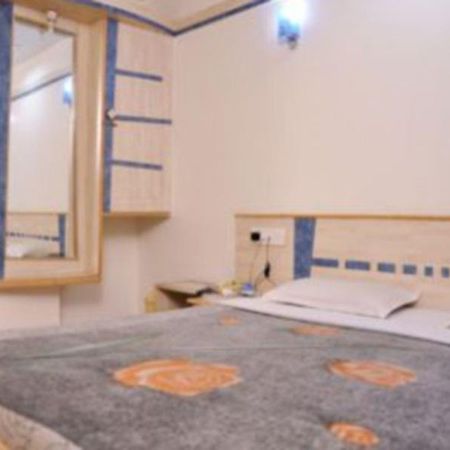 Hotel Everstar Rajkot Esterno foto