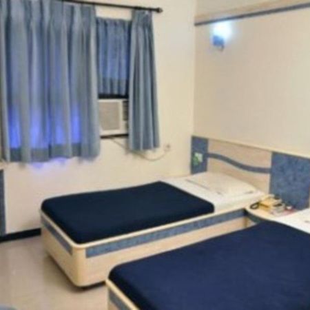 Hotel Everstar Rajkot Esterno foto