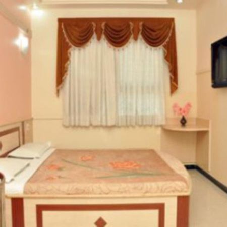 Hotel Everstar Rajkot Esterno foto