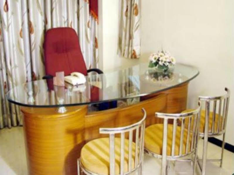 Hotel Everstar Rajkot Esterno foto